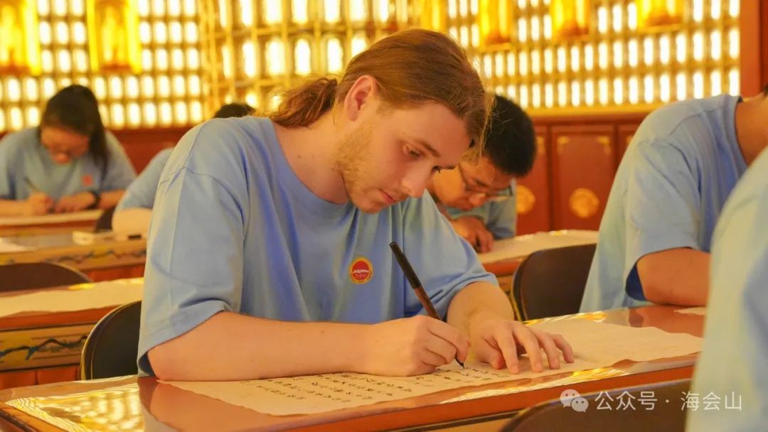 007 Participante copiando sutras con un bolígrafo con punta de pincel